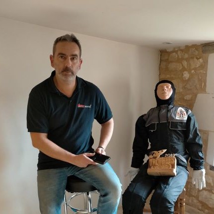 Steve Courtin avec un mannequin sur mesure